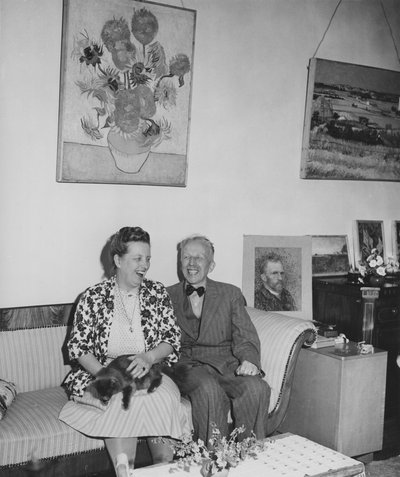 Ingenieur Vincent van Gogh en Nel van Gogh-van der Groot in hun huis in Laren, 1949. Foto: Peter Pollack, collectie Art Institute Chicago
